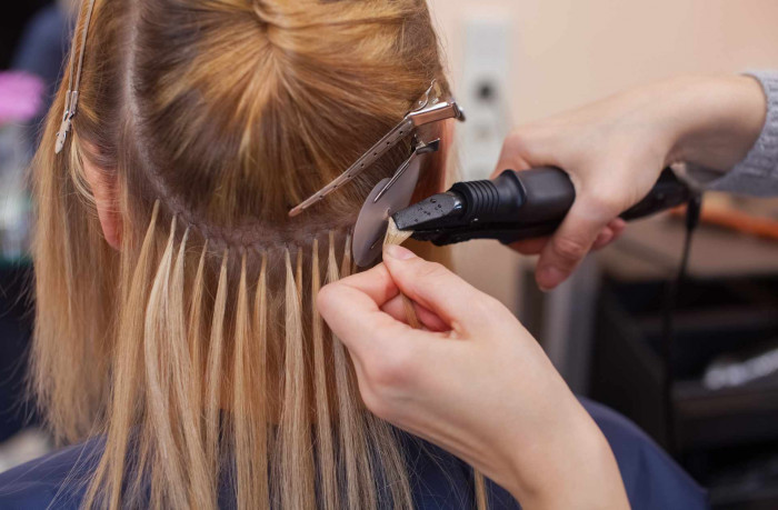 Salon de coiffure avec une professionnelle expérimentée pour coiffure de mariage et chignons à Le Bignon